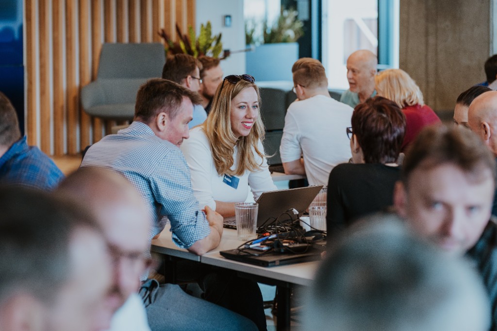 Účastníci AI workshopu Aibility při práci s notebookem