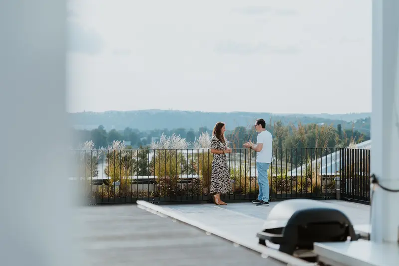 Lídři a manažeři v strategickom rozhovore na terase