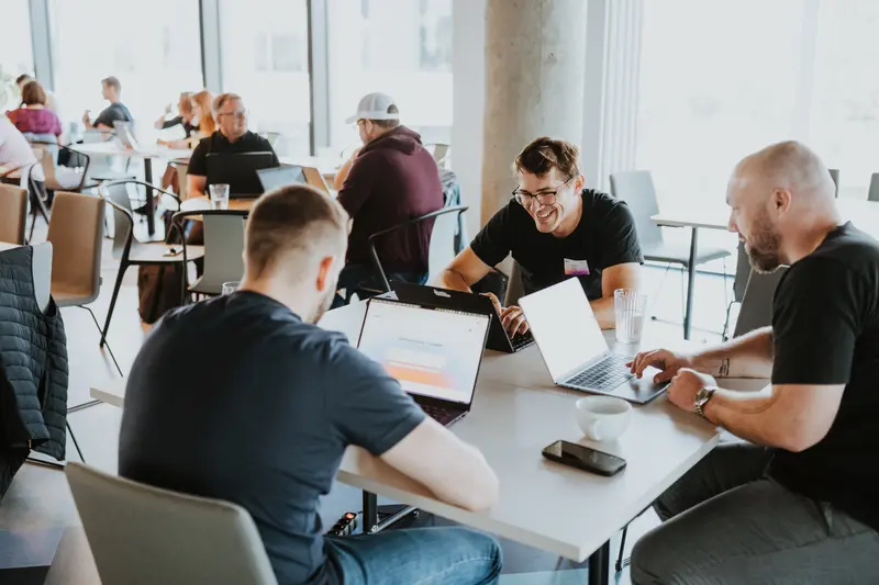 Freelanceři a zakladatelé spolupracujú pri notebookoch