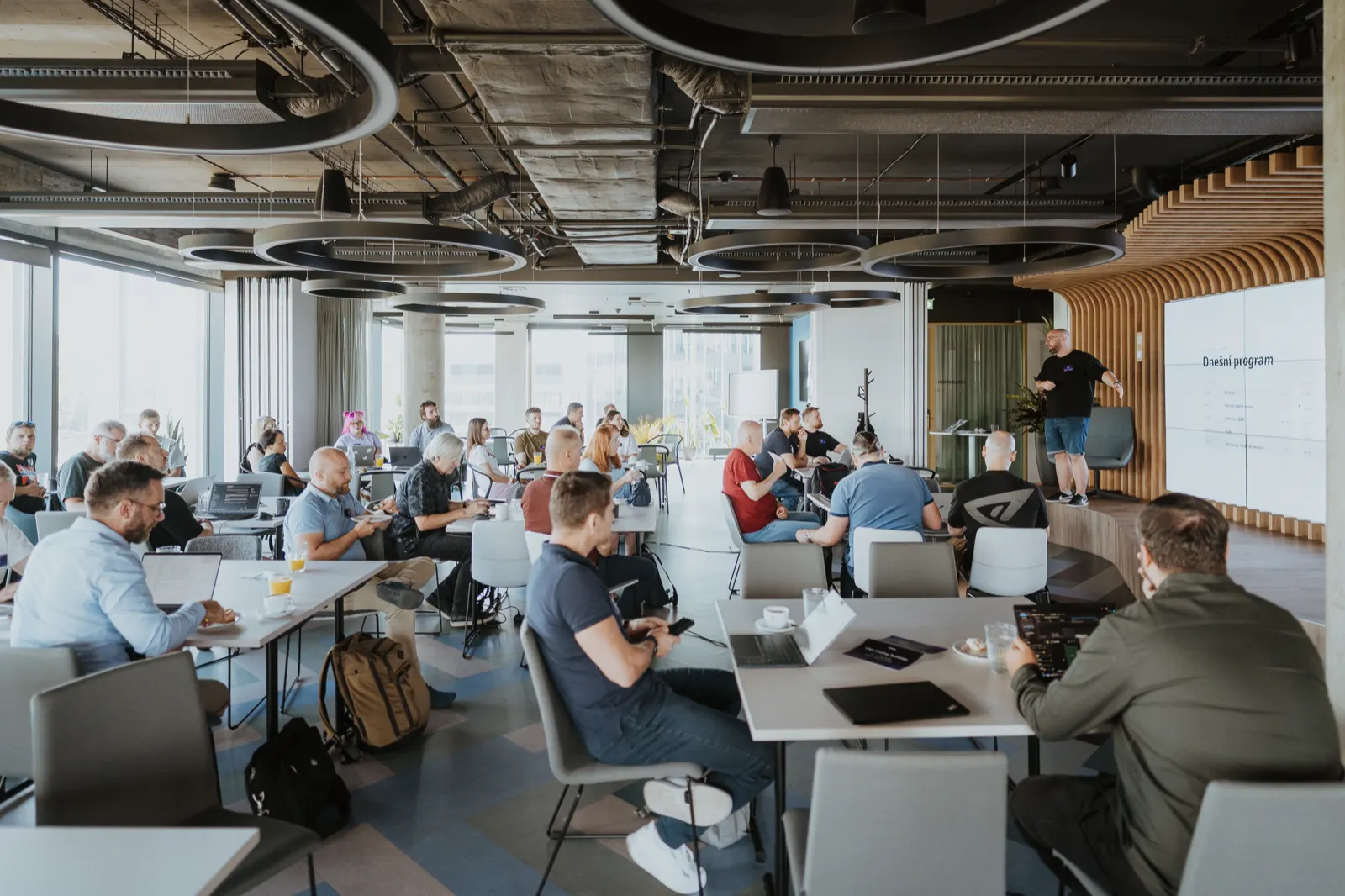 Plný sál na Demo Day programu Vibe Coding Summer