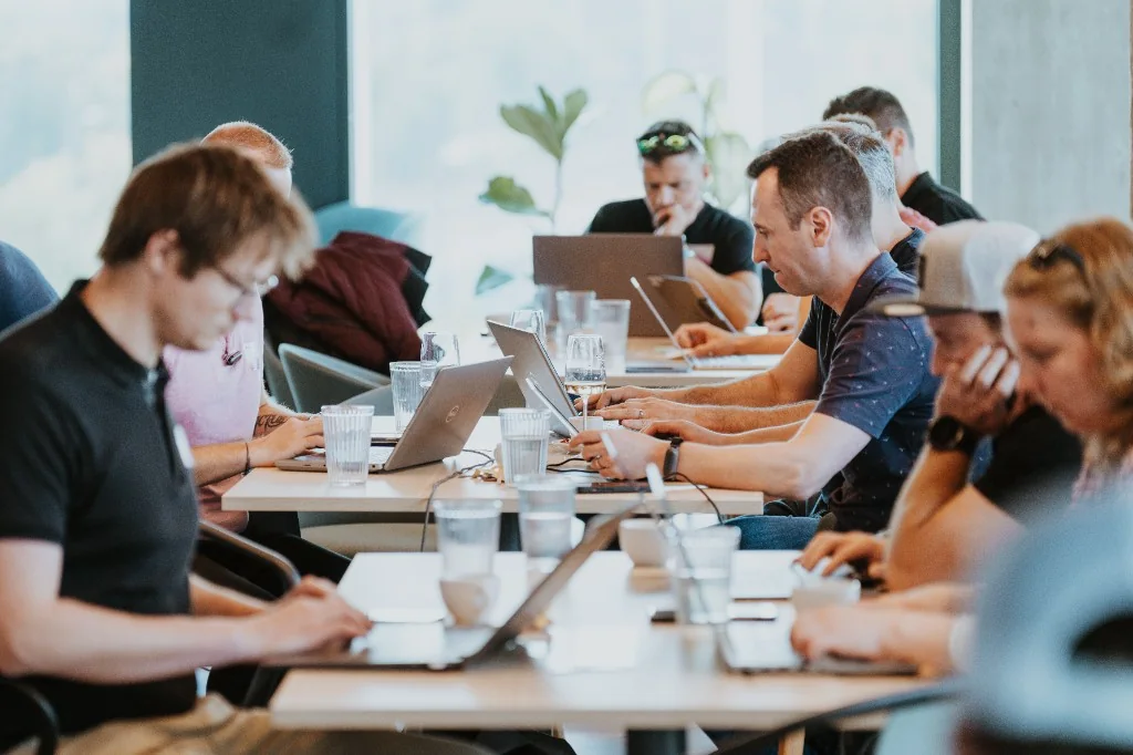 Lidé na programu Aibility pracují na vlastních úkolech s AI